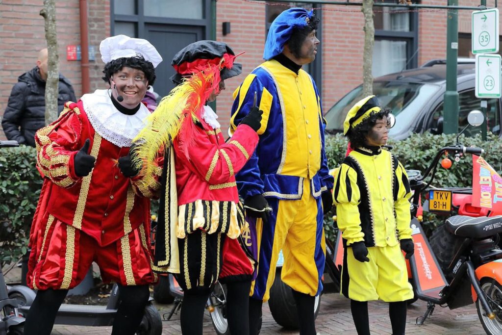 Pieten verzamelen zich in de straat voor de optocht