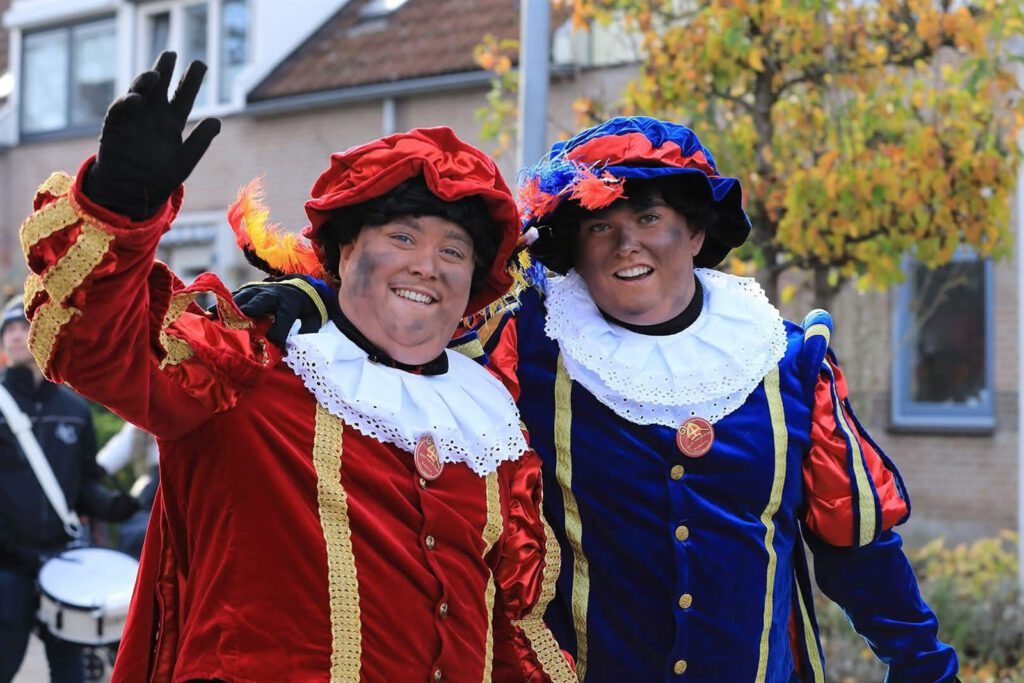 Pieten dansen door een straat in Oud-Vossemeer