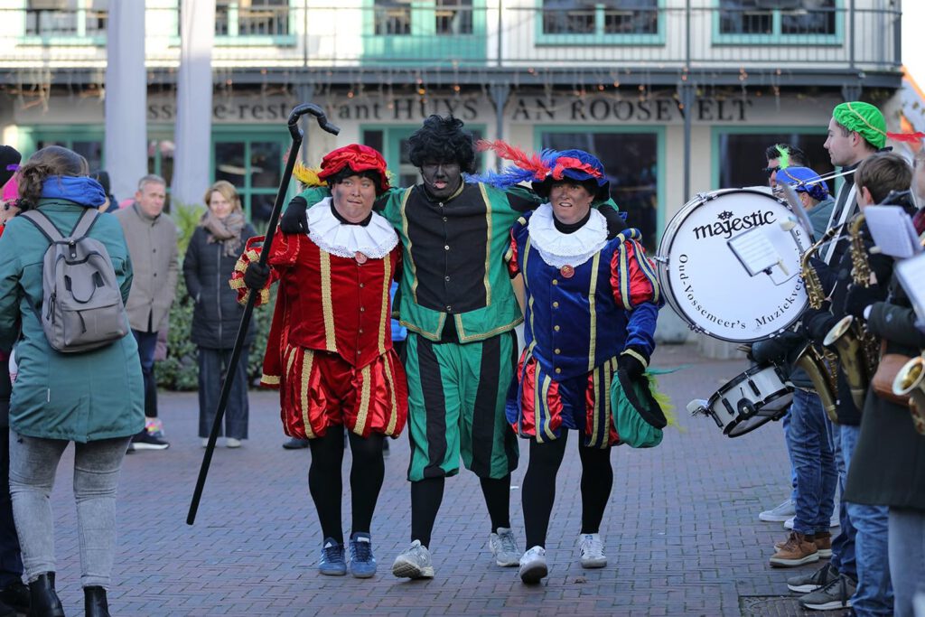Pieten lopen met de muziekvereniging langs Huys van Roosevelt