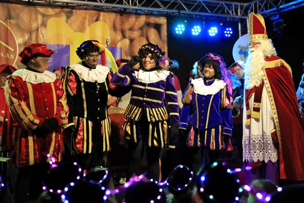 Sinterklaas en zijn Pieten op het podium tijdens de avond
