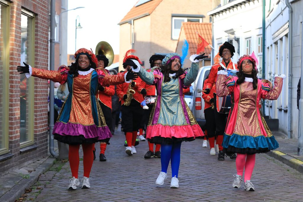 Twee lachende Pieten tijdens de intocht in Oud-Vossemeer